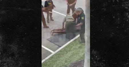 Skandal w USA. Rozebrał się i zaatakował policjantów