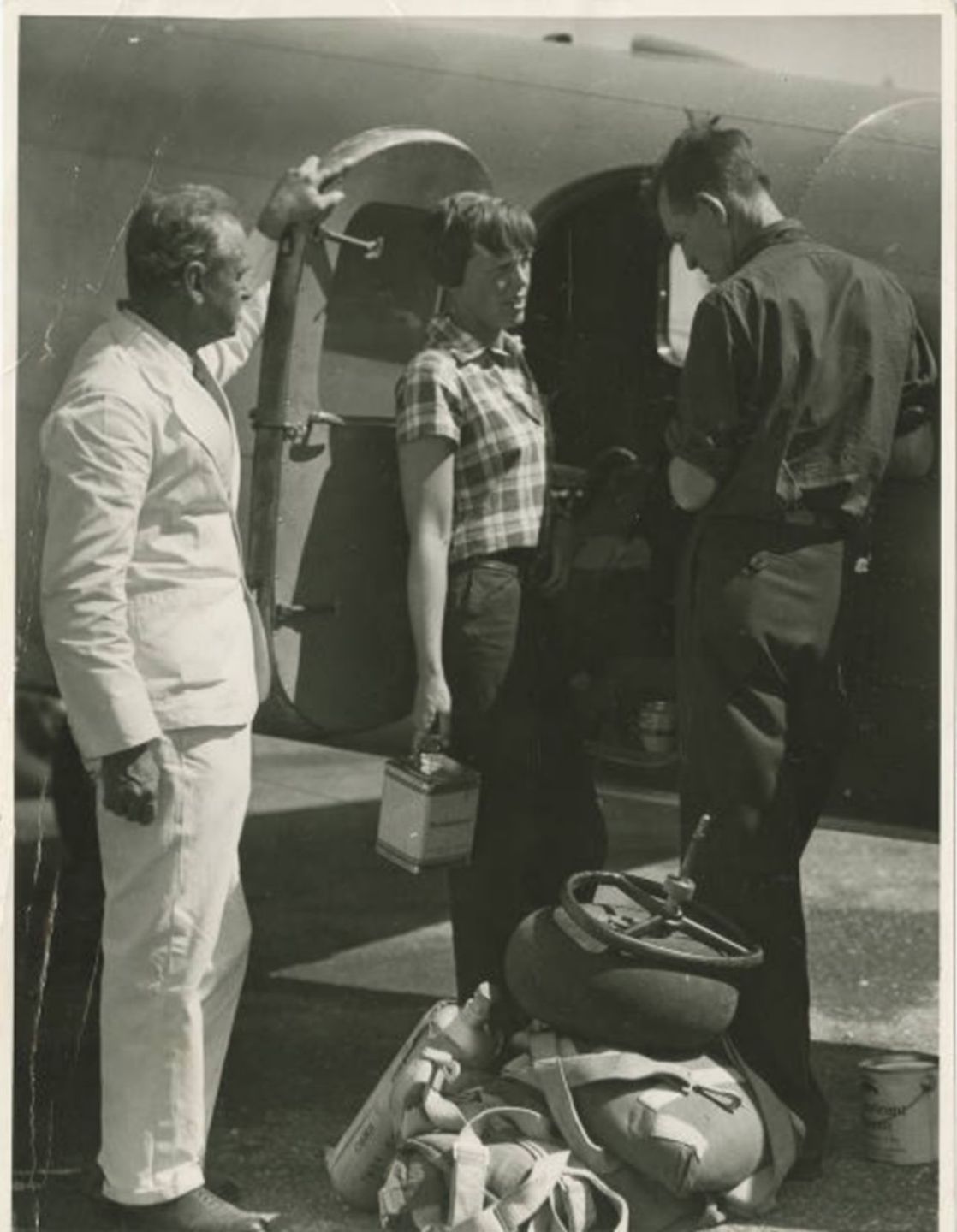 Amelia Earhart i Fred Noonan przy swoim samolocie