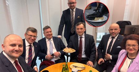 Zamieszanie w Sejmie. Politycy przynieśli naleśniki. Zostały zdeptane
