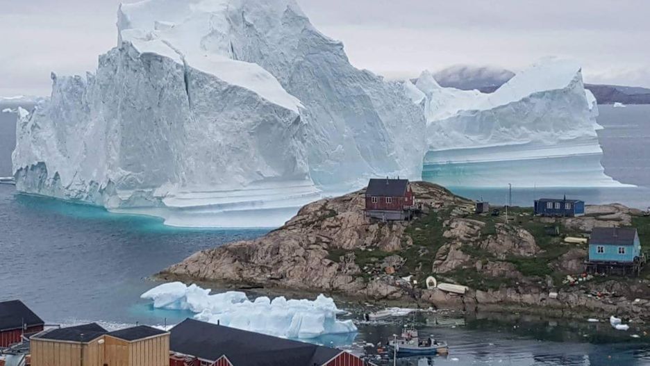 Iceberg grounded outside village in northwestern Greenland
epa06885114 A general view shows an iceberg stranded near the village of Innaarsuit, in the Avannaata Municipality, northwestern Greenland, 12 July 2018 (issued 13 July 2018). The Avannaata Municipality was alarmed on 11 July, after a huge iceberg was grounded just outside the village of Innaarsuit. According to local media, police asked villagers who live closest to the water, to leave their houses over fears the iceberg could calve and affect the village with a tsunami.  EPA/KARL PETERSEN  DENMARK OUT 
Dostawca: PAP/EPA.
KARL PETERSEN