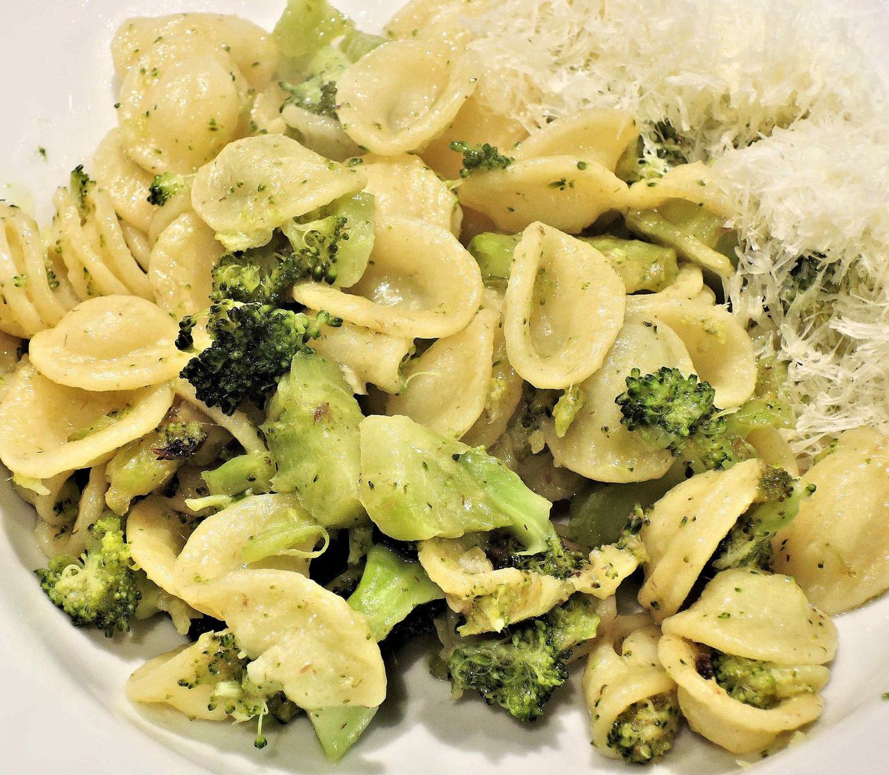 Tagliatelle z szynką i pieczarkami w sosie śmietanowo-brokułowym