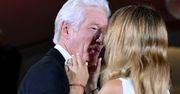 Richard Gere bije pokłony żonie na czerwonym dywanie. Jest młodsza od niego o 30 lat