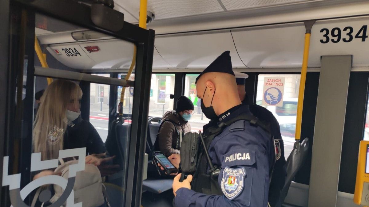 Kontrola maseczek w autobusie
