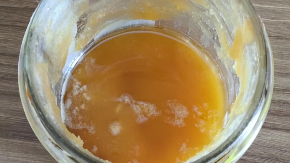 Biały osad na miodzie