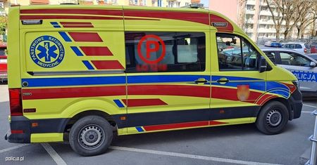 Tragiczna śmierć w stolicy. Mężczyzna siedział w aucie z nożem w piersi