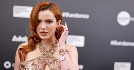 Dał jej do podpisu zdjęcie. Bella Thorne zrugała fana na oczach wszystkich