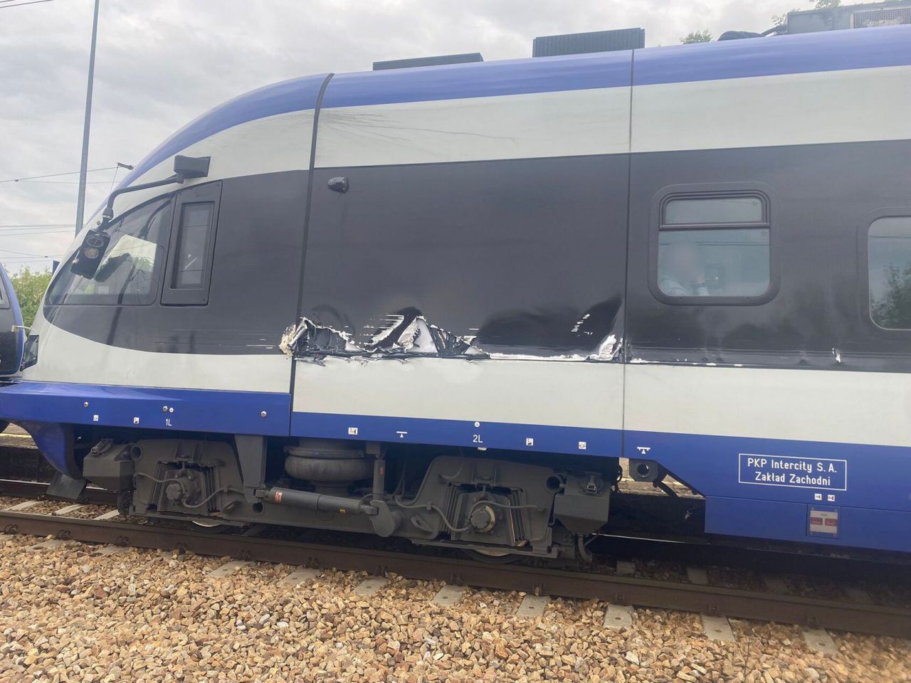 Zderzenie żurawia kolejowego z pociągiem Intercity jadącym do Lublina. Jedna osoba poszkodowana
