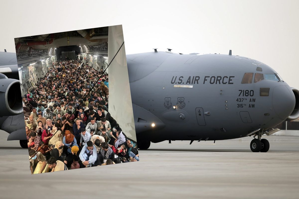 Ponad 600 afgańskich cywilów na pokładzie samolotu USA. Poruszające zdjęcie 