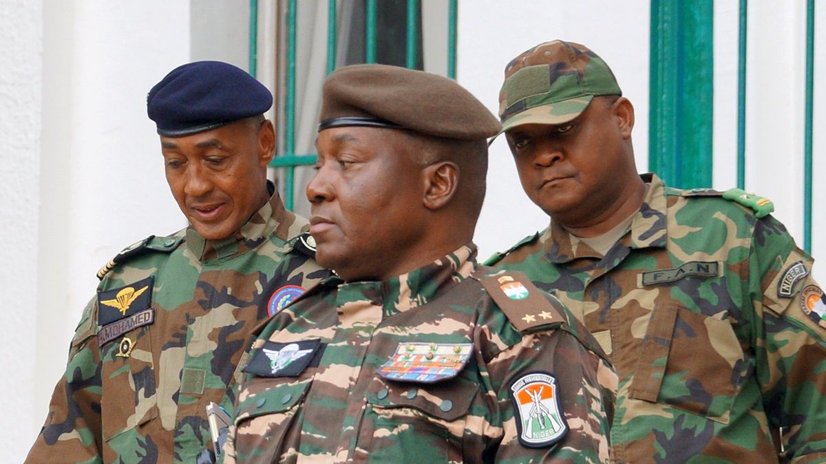 Abdourahamane Tchian (na pierwszym planie) jest przywódcą Nigru.