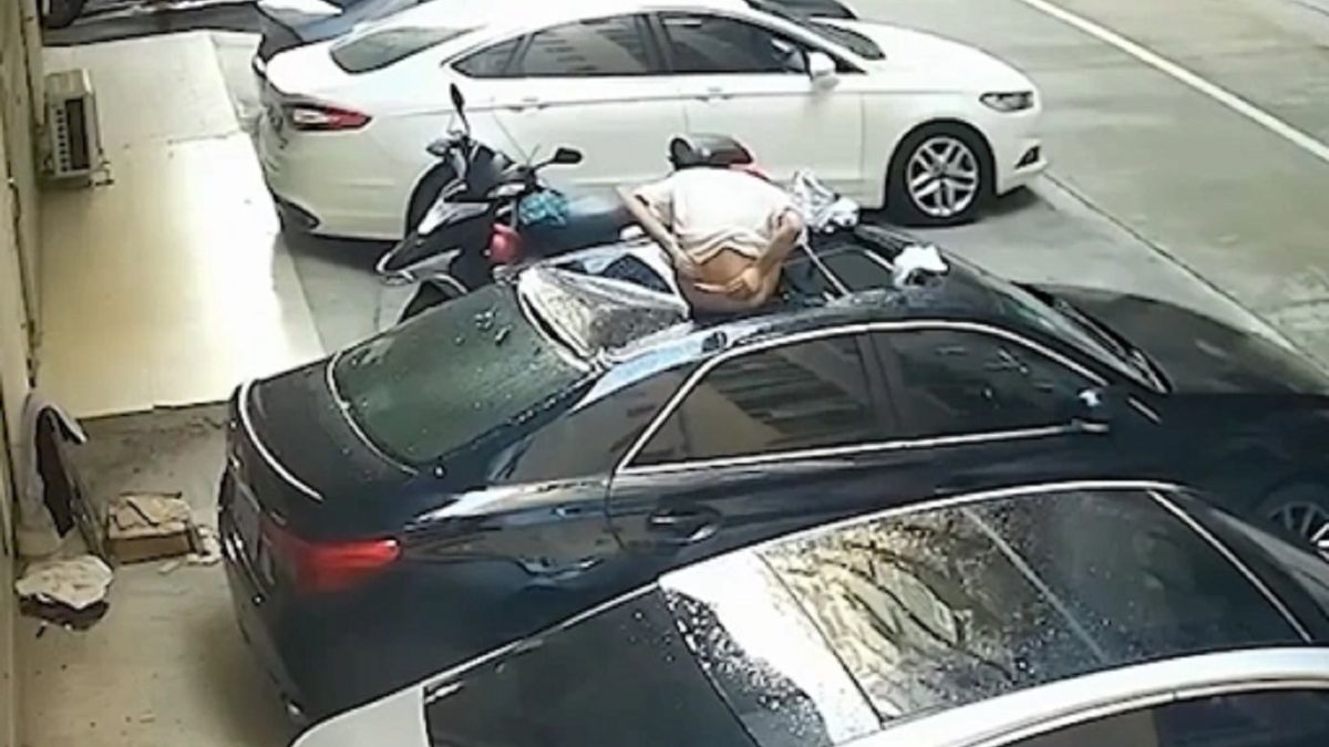 Kobieta wypadła z okna.