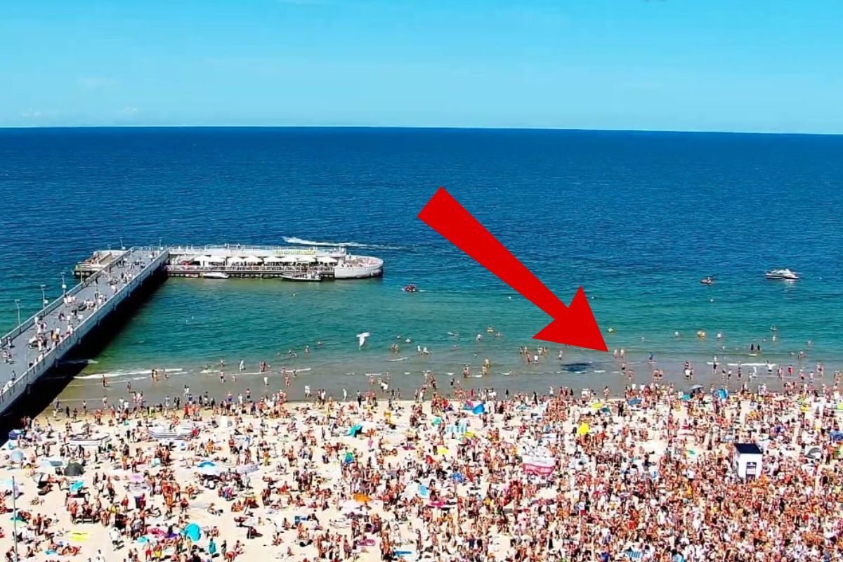 13:45 na zegarze. Patrzcie na plażę w Kołobrzegu. Nie potrzeba słów