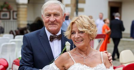 Iwona i Gerard z "Sanatorium miłości" są w szampańskich nastrojach. Pokazali pierwsze zdjęcie po ślubie