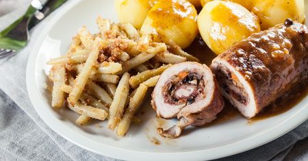 Zamiast smażyć w panierce, zwijam w roladki i duszę w sosie. Nie ma lepszego pomysłu na schab