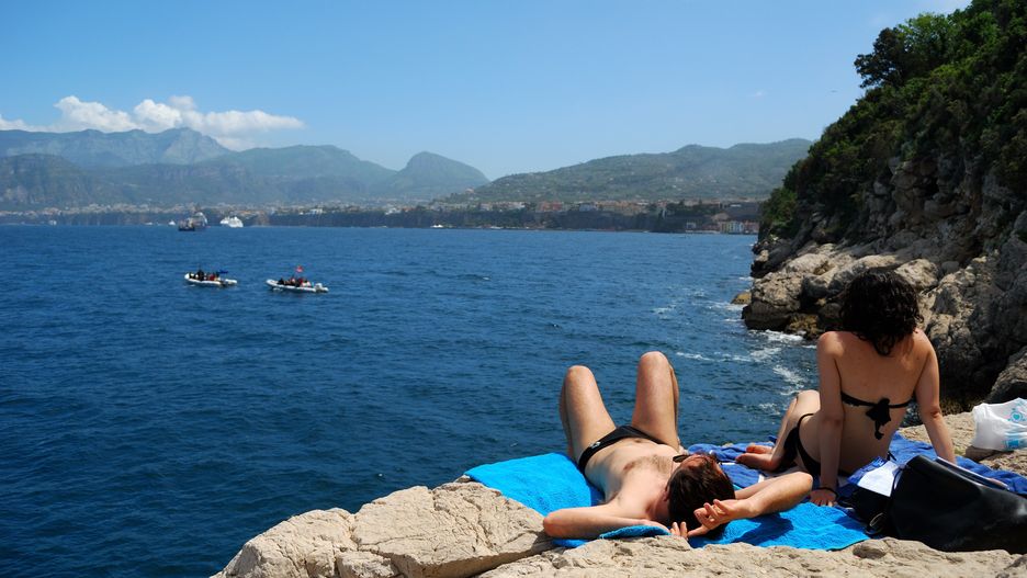 Plażowanie w bikini ok, ale chodzenie w nim po mieście, to już przesada? 