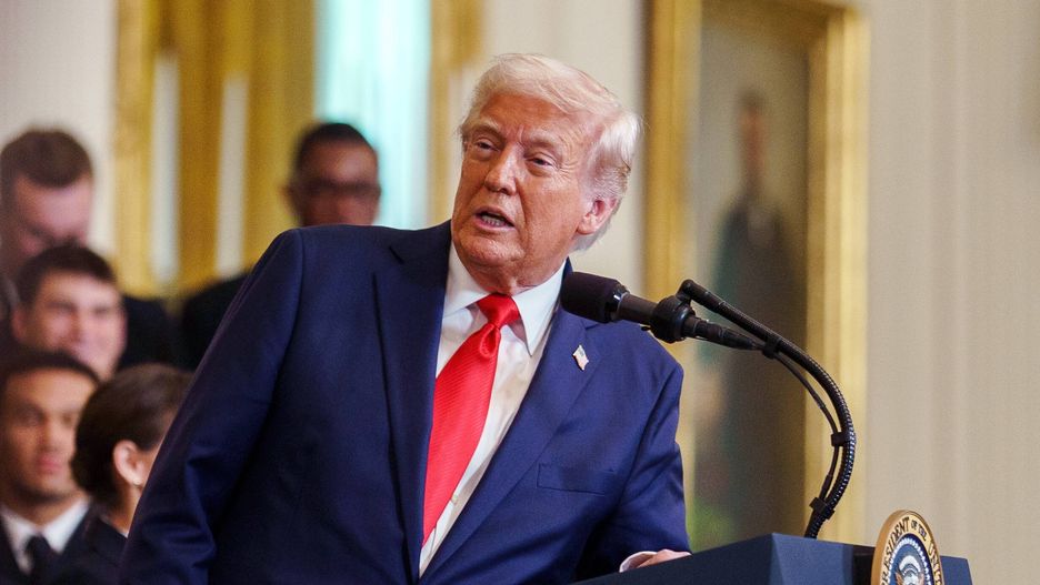 Donald Trump welcomes the Navy Midshipmen - Washington
epa12034039 US President Donald Trump during a presentation of the Commander in Chief Trophy  to US Navy Midshipmen in the East Room at the White House in Washington, DC, USA, on 15 April 2025.  EPA/WILL OLIVER 
Dostawca: PAP/EPA.
WILL OLIVER
White House, East Room