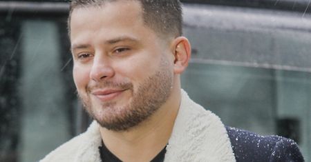 Rafał Collins przeszczepił sobie włosy na brodzie. Teraz pisze całą prawdę o zabiegu w Turcji. Pokazał zdjęcia przed i po