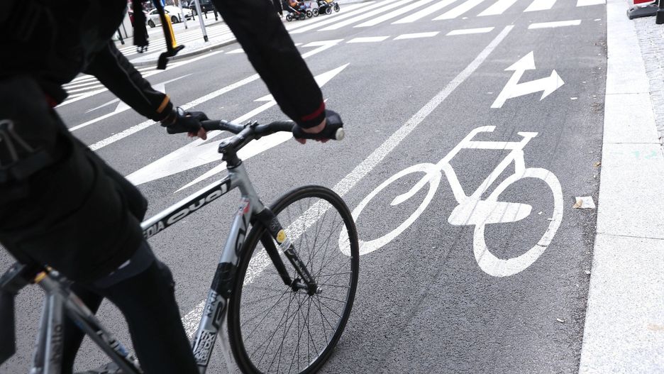 Obowiązkowe wyposażenie roweru jest precyzyjnie określone w Rozporządzeniu Ministra Infrastruktury. Za jazdę bez któregoś z obowiązkowych elementów, rowerzyście grozi mandat od 20 do nawet 500 zł. Zobacz teraz w naszej galerii, jakie jest obowiązkowe wyposażenie roweru.