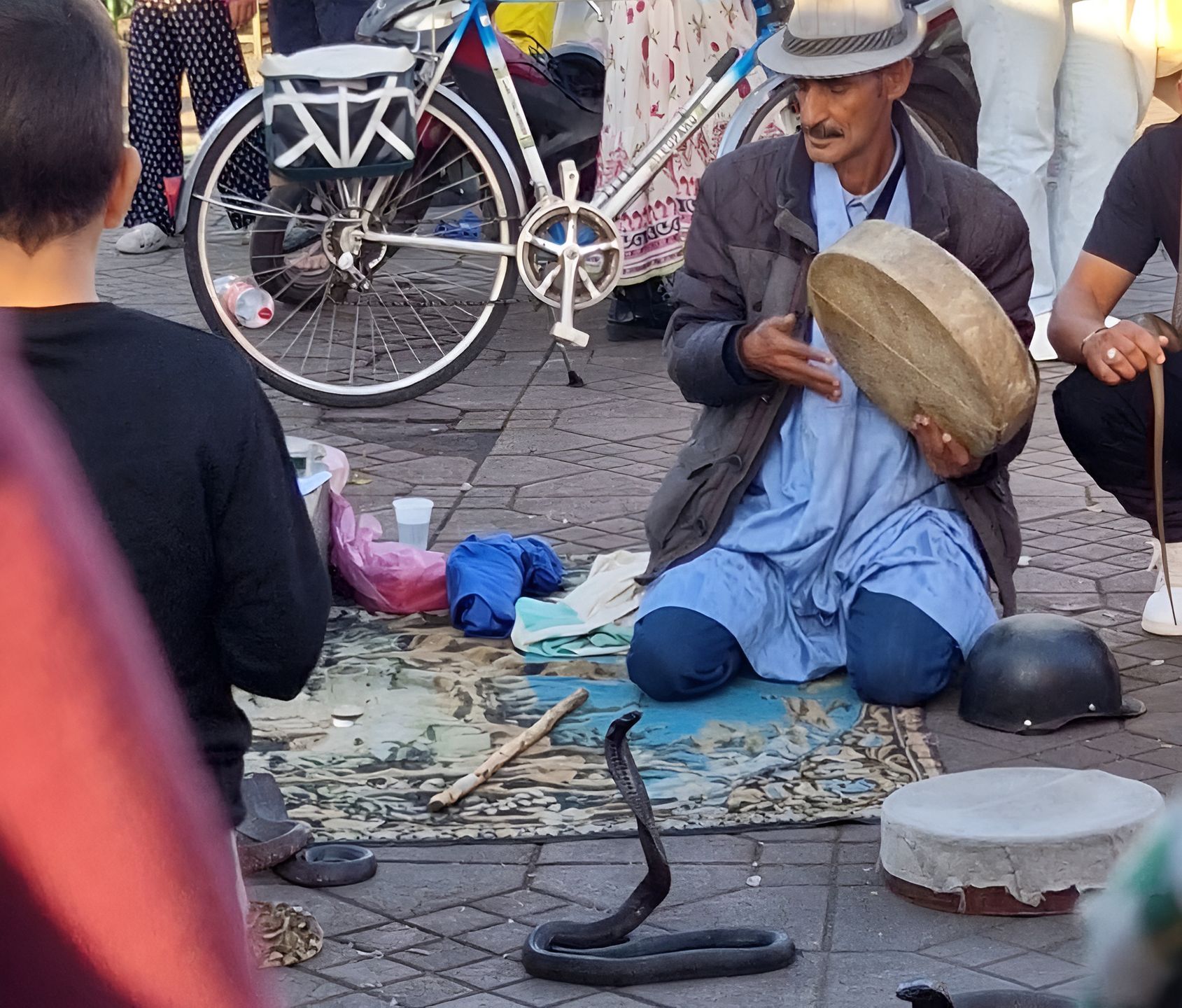 Zaklinacze węzy na ulicy przyciągają uwagę turystów