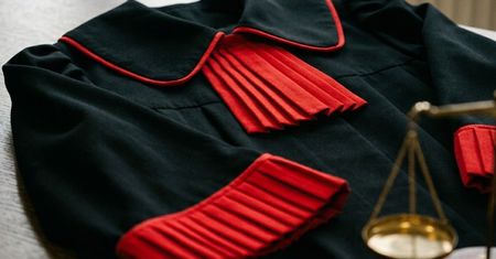 Prokurator wysyłał zdjęcia kobiecie. "Sorry, że tak na golasa"
