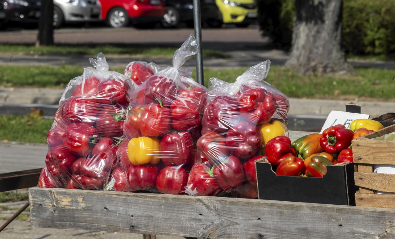 Poszedł na bazarek. Zapłacił 82,24 zł. Na paragonie trzy pozycje