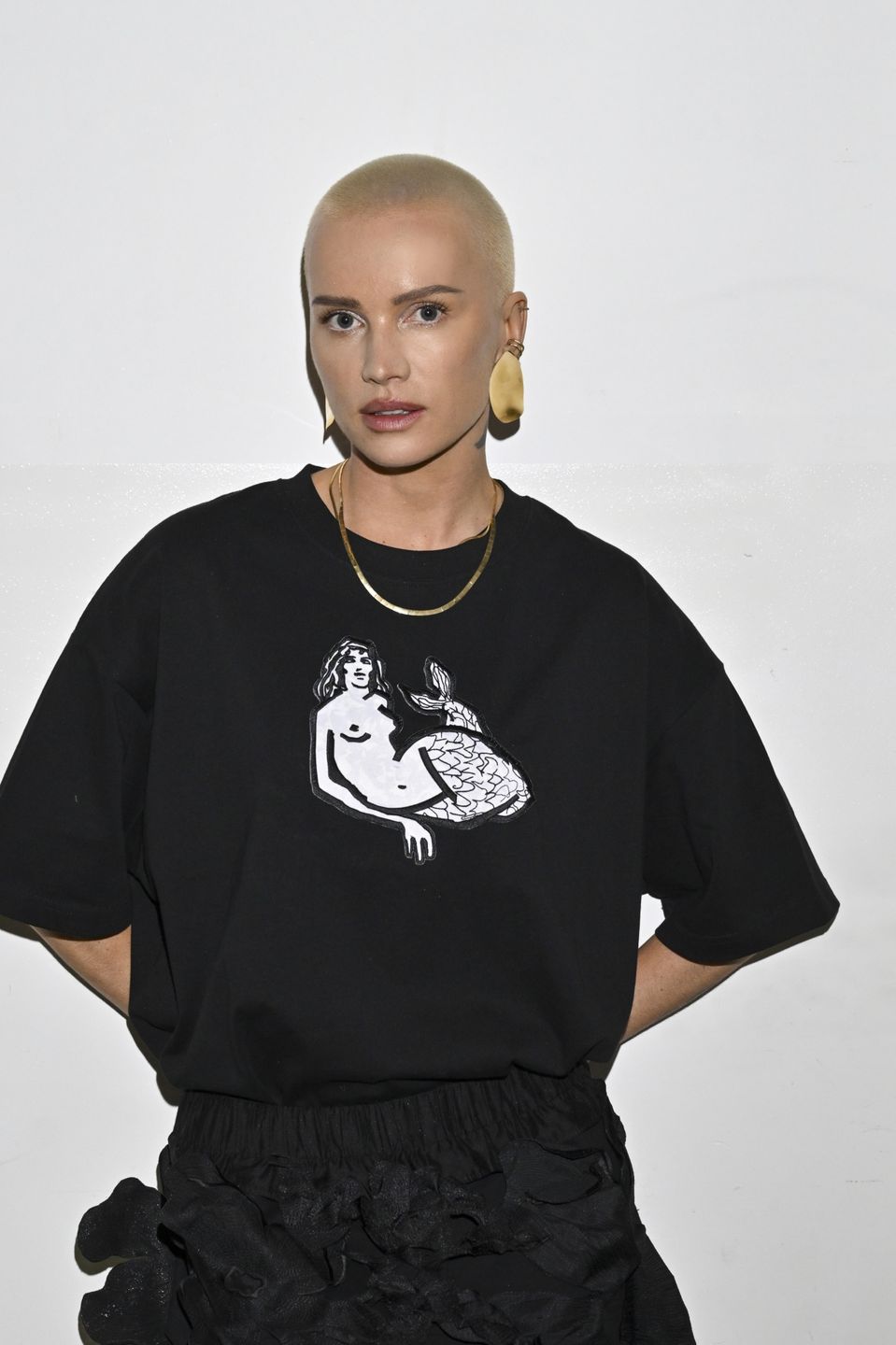 Odziana w czarną mini Maffashion zameldowała się na pokazie mody