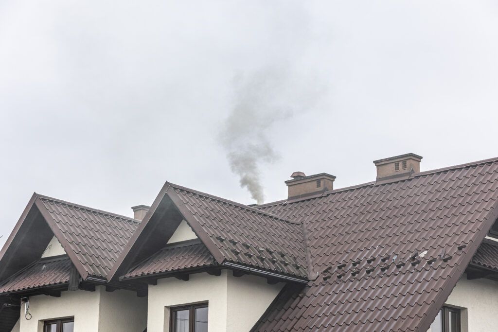 Spalanie śmieci i kopciuchy poza kontrolą. „Tylko trzy osoby na sto zostają złapane”
