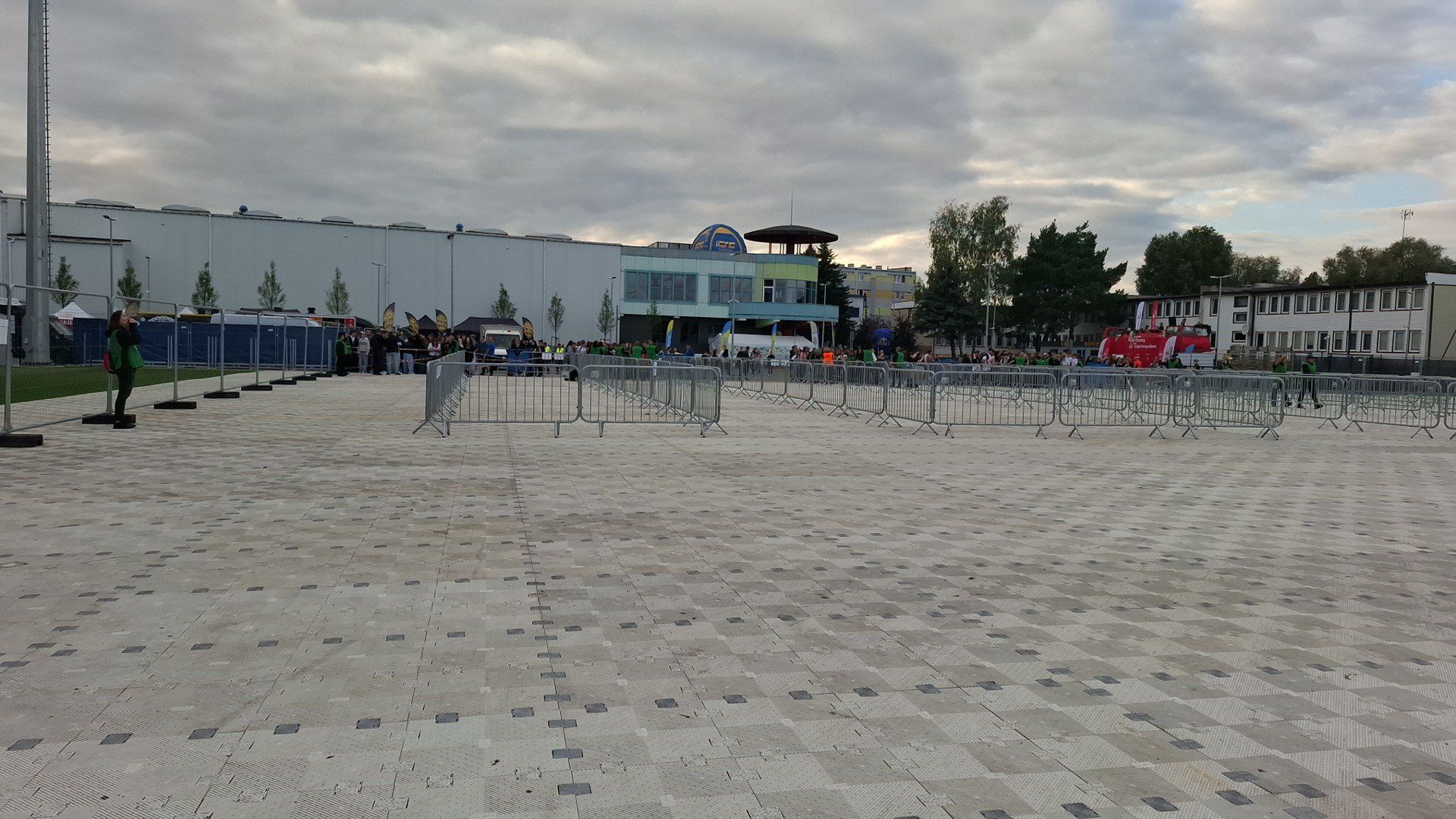 Otworzono scenę koncertową Święta Kwiatów, Owoców i Warzyw. Młodzież wbiegła na stadion!