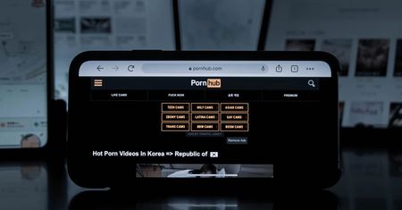 Pornhub usunął kilka milionów filmów, które musi teraz... dokładnie obejrzeć