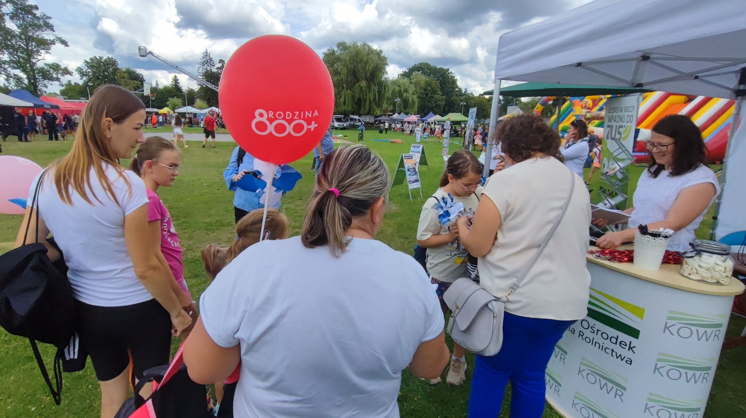 Piknik promujący program "Rodzina 800+" w Zbąszyniu