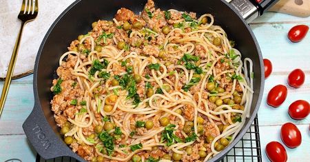 Spaghetti z groszkiem i sosem pomidorowo-serowym. Pycha!