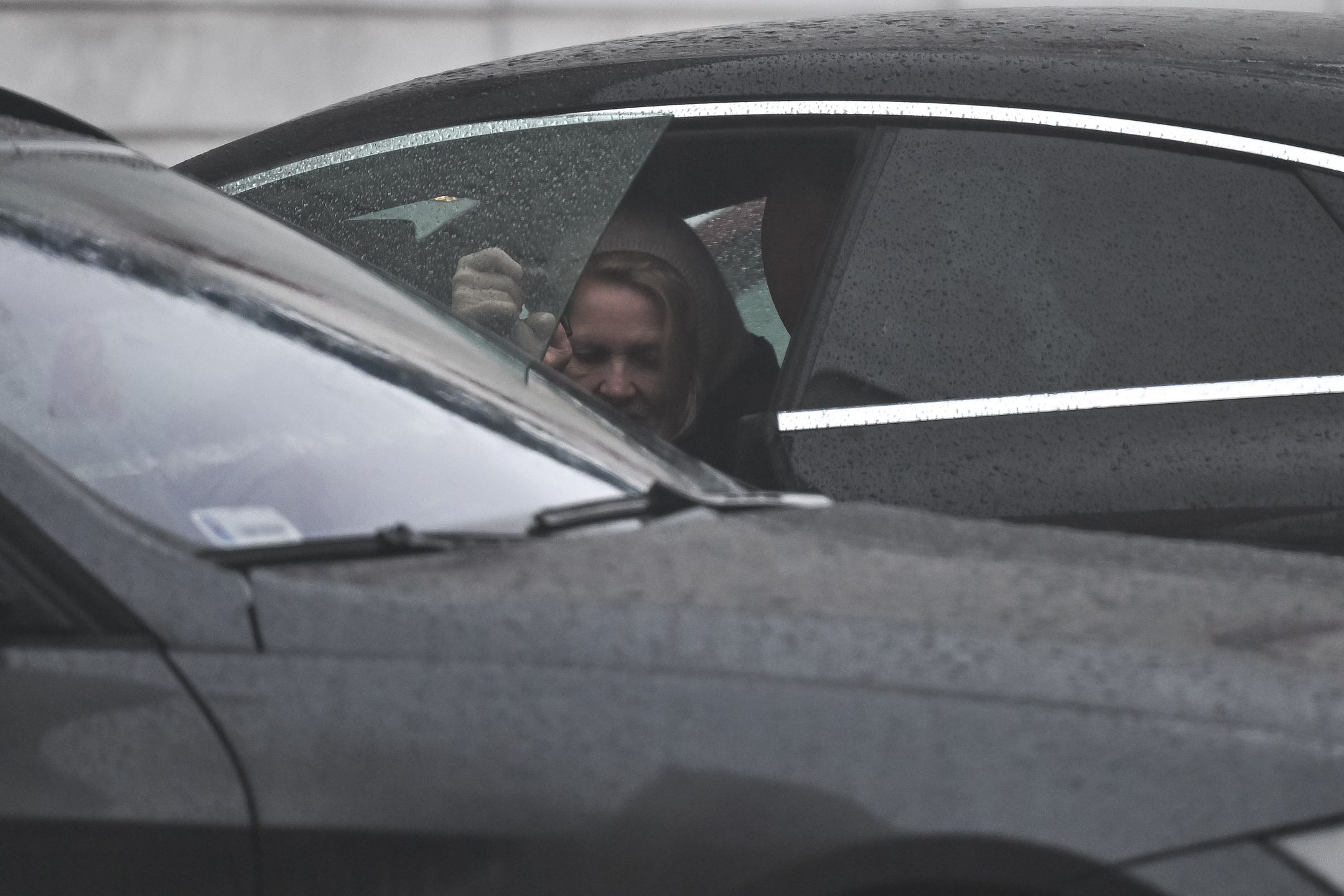 Grażyna Szapołowska mknie w strugach deszczu na trening do "TzG"