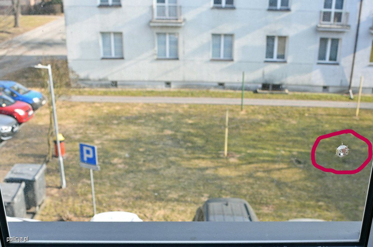 "Strzelał do okien jak do tarczy" – 52-latek z powiatu ostrowskiego w rękach policji