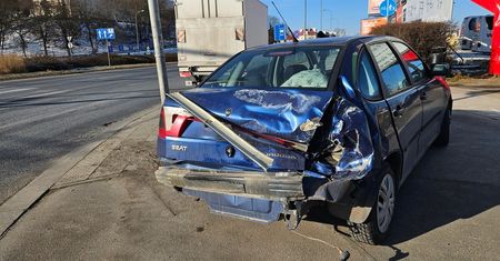 [ZDJĘCIA] Na widok żółtego światła na sygnalizatorze gwałtownie zahamowała. W tył seata uderzył dostawczy mercedes