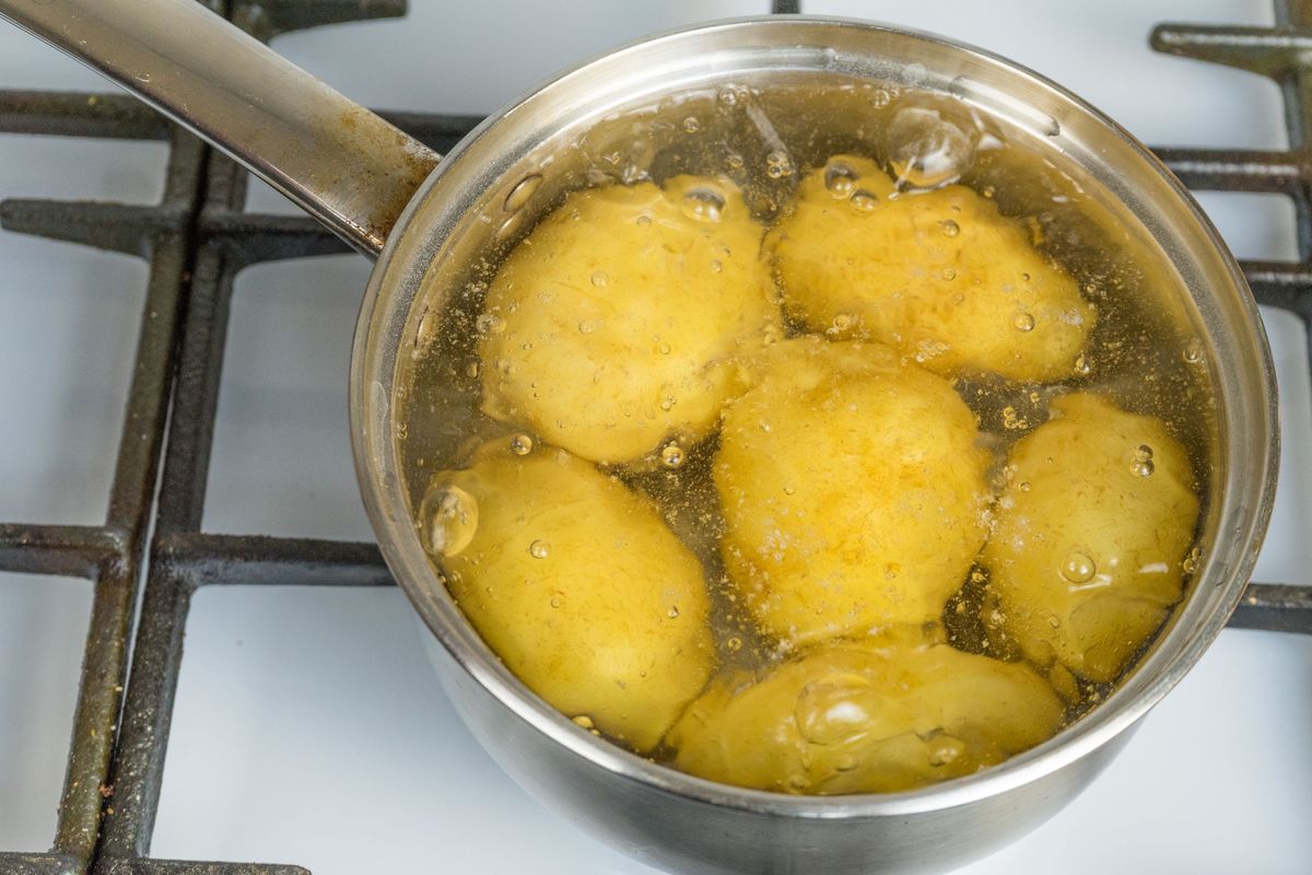 Gotowane ziemniaki są bazą dla wielu smacznych potraw