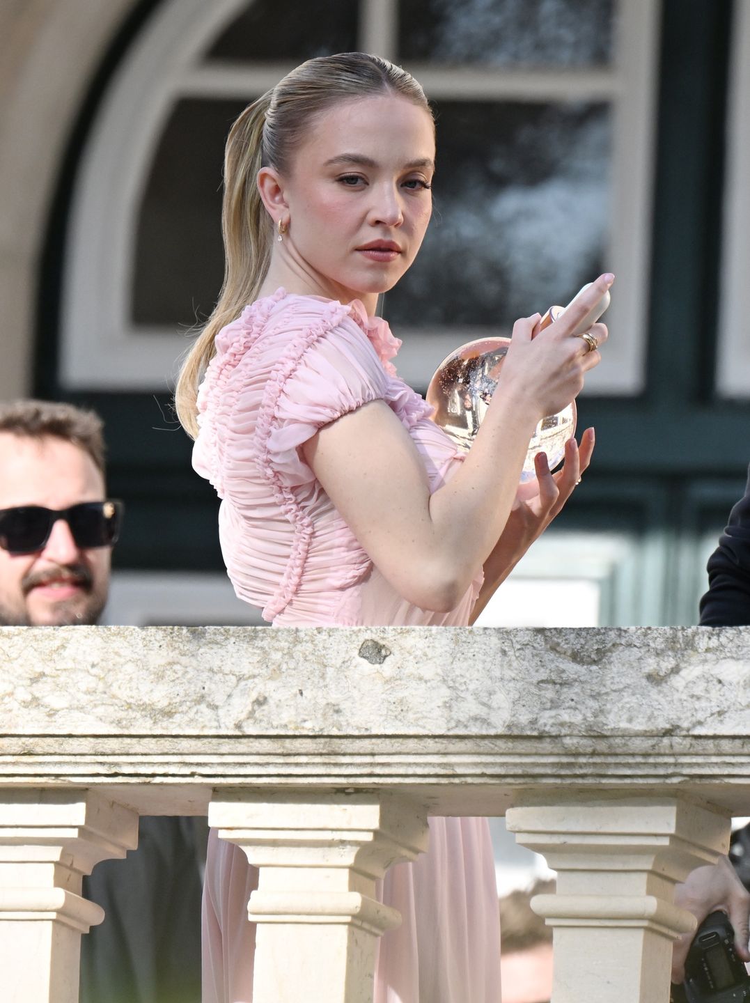 Sydney Sweeney wdzięczy się do zdjęć w sukience Magdy Butrym