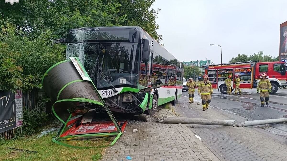 Autobus staranował przystanek na ul. Romera w Lublinie