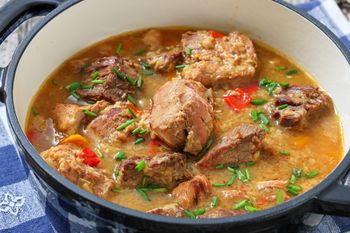 Weselna kucharka zdradziła mi patent na pyszny gulasz. Cieniutko kroi i dorzuca na koniec do gara