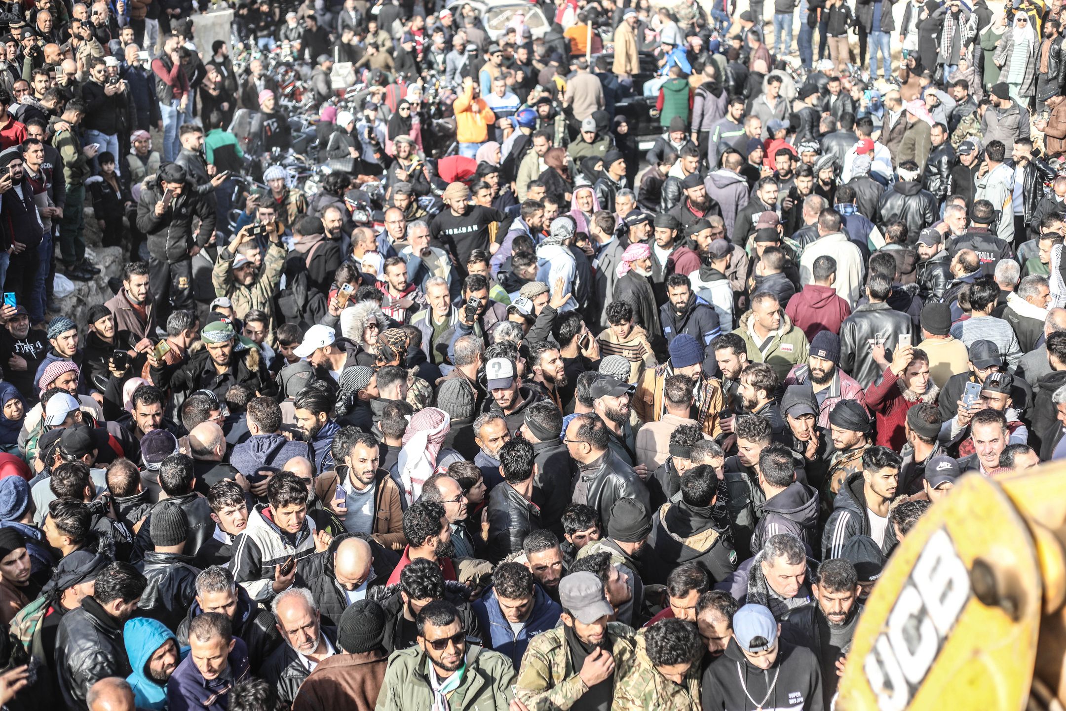 Tłum oczekujący na wieści o bliskich przed więzieniem Sednaja