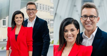 Katarzyna Cichopek pozdrawia zalotnym uśmiechem, pozując W OBJĘCIACH Macieja Kurzajewskiego w studiu TVP (ZDJĘCIA)