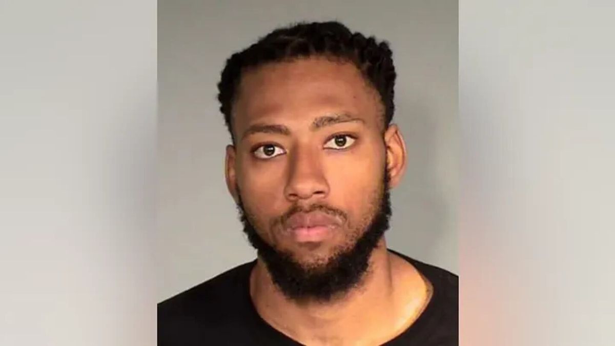 Derrick przejechał na czerwonym świetle i z ogromną siłą uderzył w samochód, którym jechały kobiety