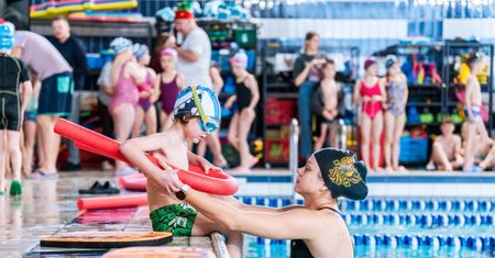 Mikołajkowe Zawody na pływalni „Delfin” – sport, zabawa i świąteczna magia