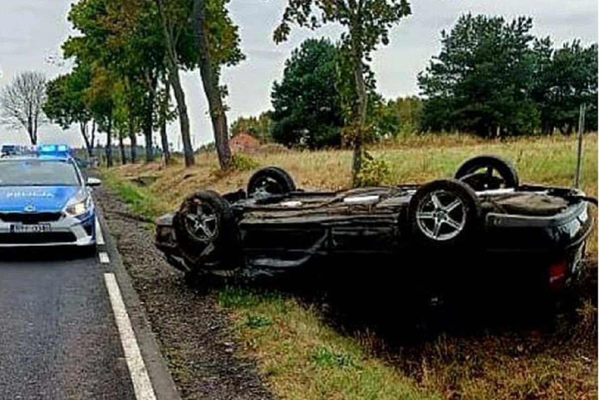 Sarna wybiegła na drogę. Samochód dachował, 30-latka wylądowała w rowie