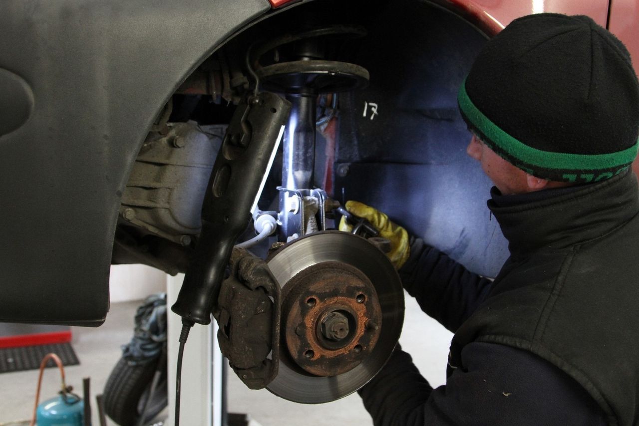 Najbardziej absurdalne samodzielne naprawy samochodów, z jakimi spotkali się mechanicy