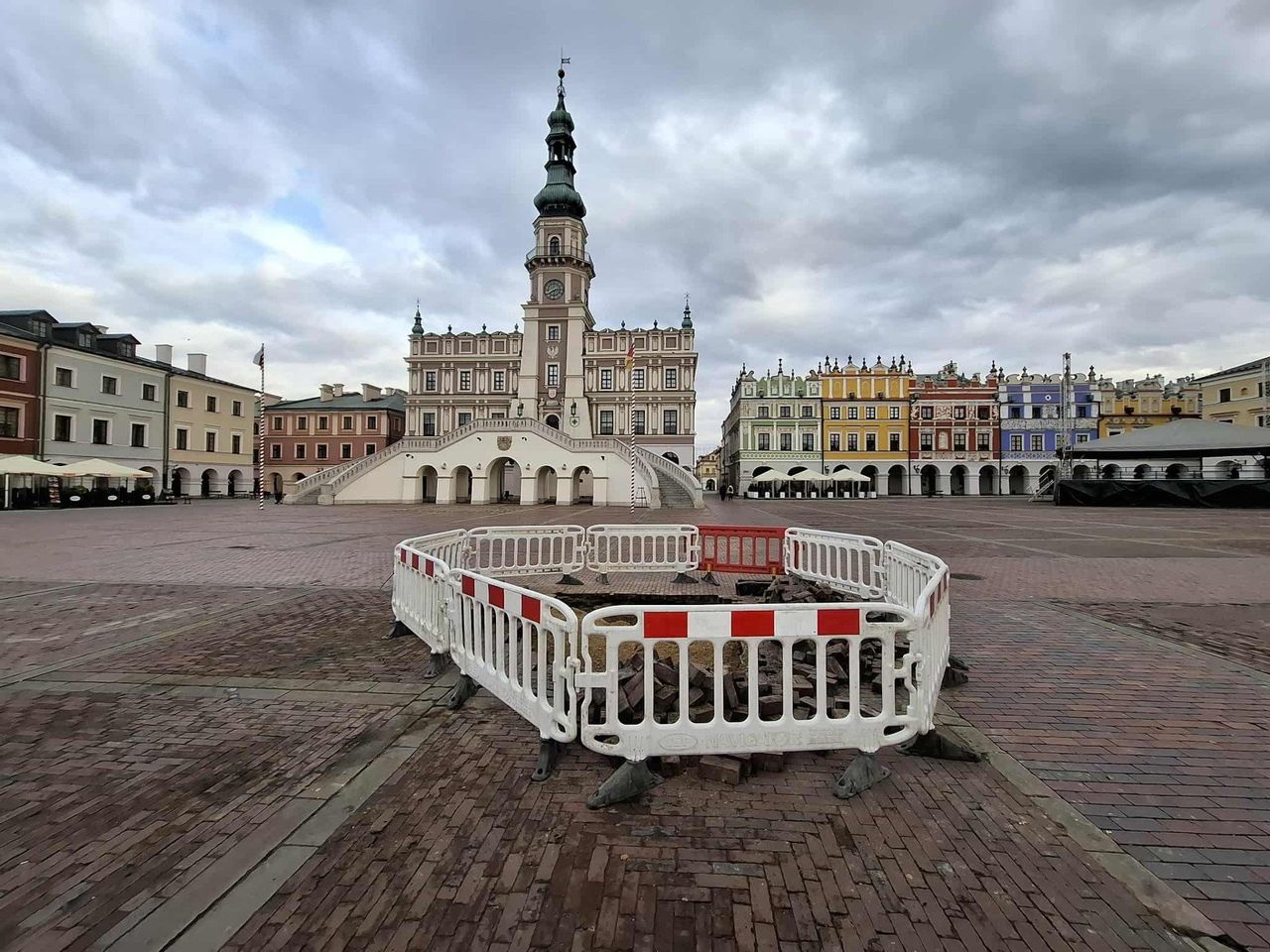 Zamość: Wyrwa na Rynku Wielkim. Przyczyną był "mały wyciek"