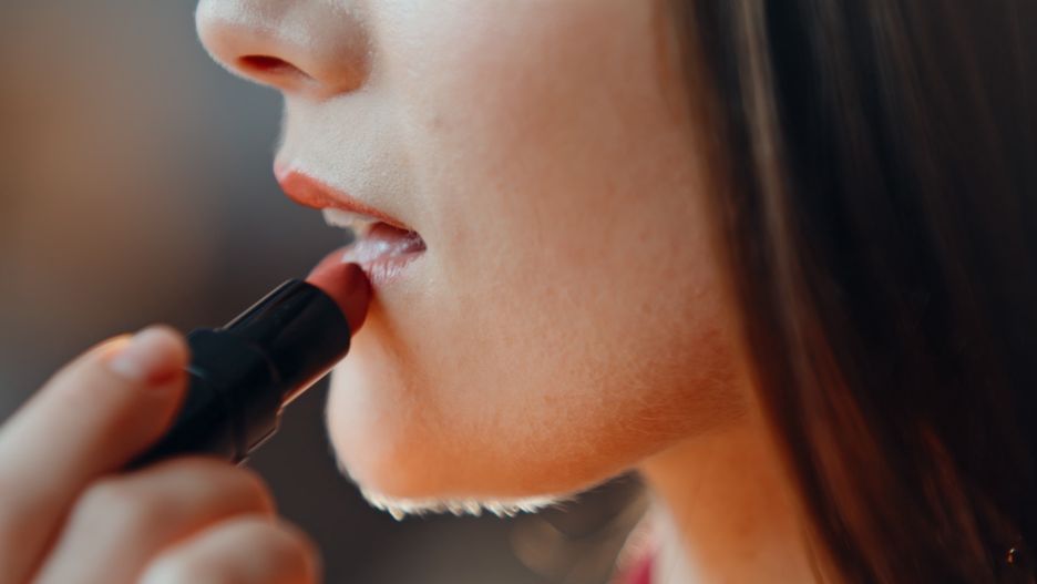 Makijaż, szminka, nude kolor, lekki makeup 