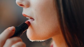Makijaż na lato. Te techniki i produkty uratują cię w upalne dni