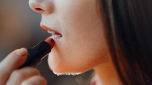 Makijaż na lato. Te techniki i produkty uratują cię w upalne dni