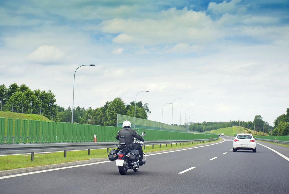 Motocykl na autostradzie - zdjęcie z Shutterstock