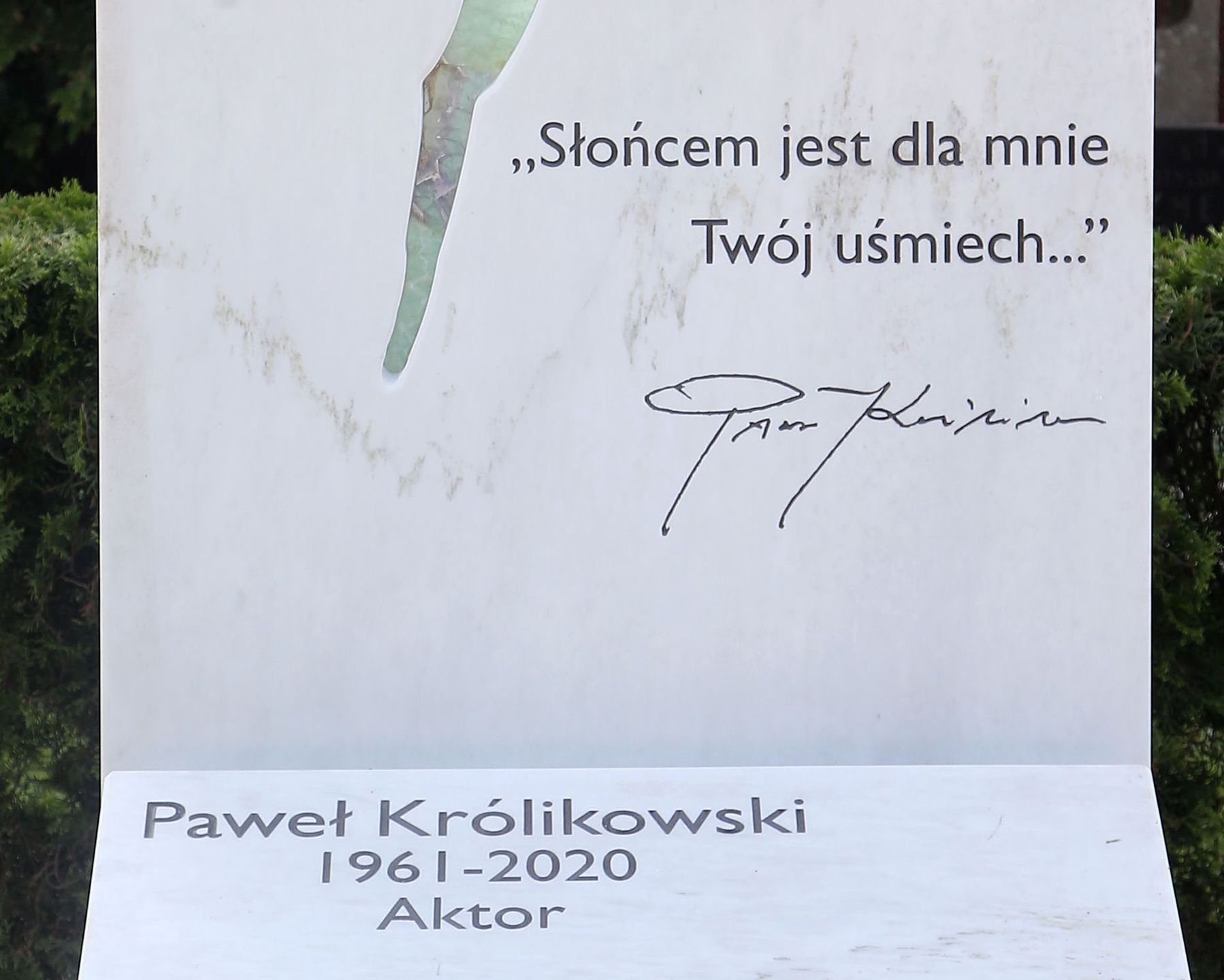 Grób Pawła Królikowskiego z eleganckim nagrobkiem