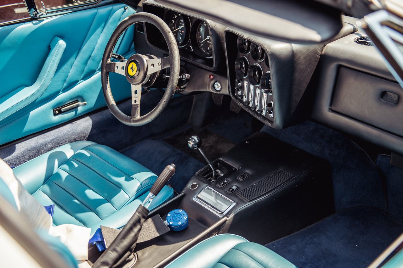Wnętrze osobistego samochodu Luigiego Chinetti  - stworzonego w jednym egzemplarzu Ferrari 365 GTB/4 Spyder N.A.R.T z 1972 r.